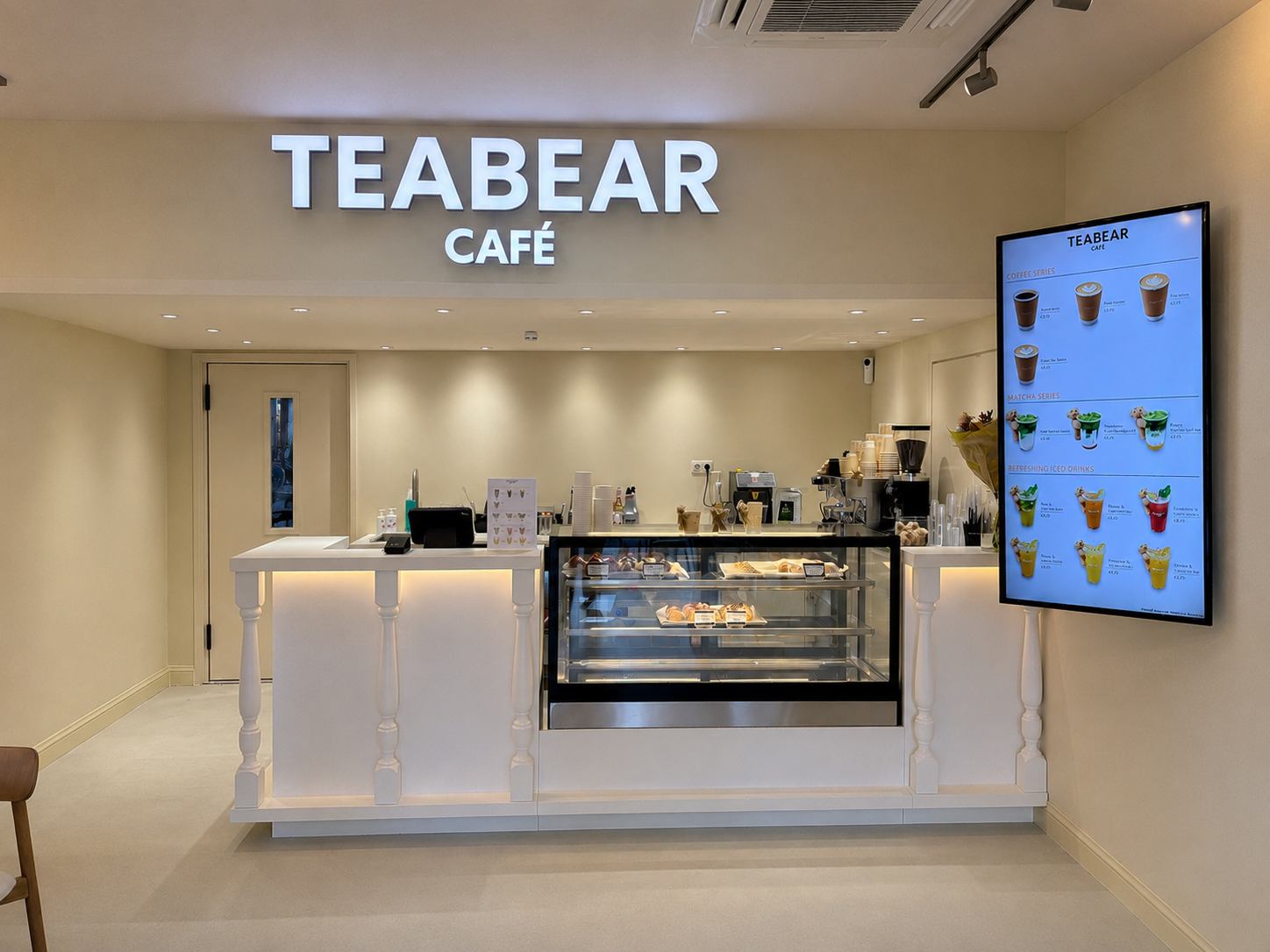 De bar van TeaBear Café waar je komt te werken