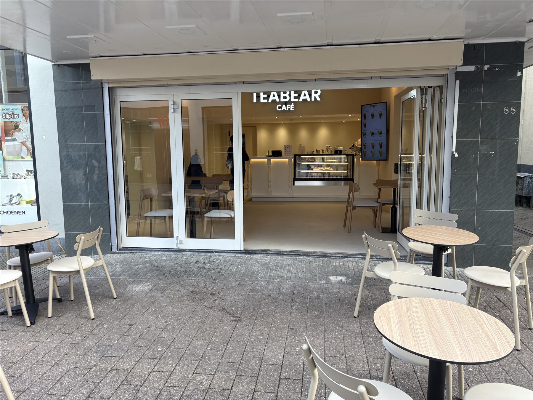 De open pui van TeaBear Café aan de Diezerstraat met terrastafels