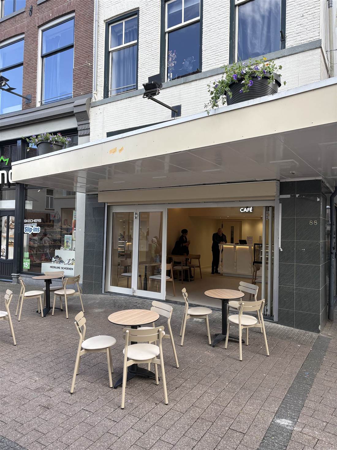 Het terras van TeaBear Café aan de Diezerstraat
